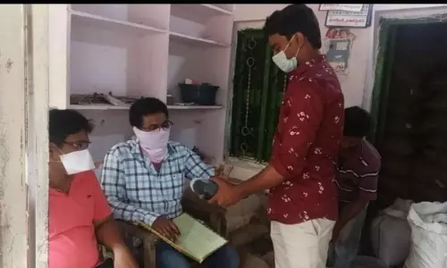 Bhimavaram: బయోమెట్రిక్ విధానం లేకుండా రేషన్ పంపిణీ