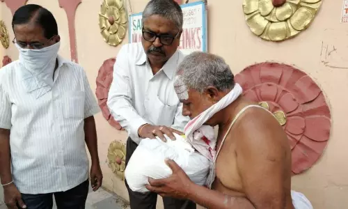Pendurthi: పేద బ్రాహ్మణులకు నిత్యావసర సరుకుల పంపిణీ