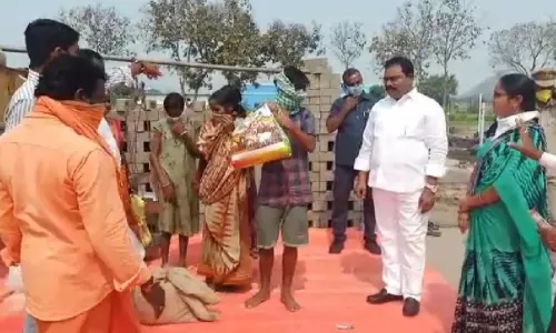 Choppadandi: వలస కార్మికులకు మానవతా దృక్పథంతో ఆదుకుంటున్న తెలంగాణ ప్రభుత్వం