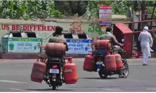 విశాఖలో గ్యాస్‌ కష్టాలు...