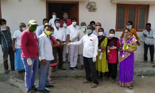 డయాలసిస్ పేషెంట్ కు ఫించన్ పంపిణీ