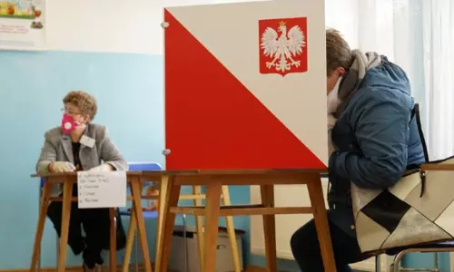 ప్రపంచం కరోనాతో పోరాడుతుంటే ఆ దేశంలో మాత్రం ఎన్నికలు