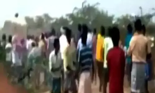 నెల్లూరు జిల్లాలో ఉద్రిక్తత.. కరోనా కట్టడిలో భాగంగా మూడు గ్రామాల ప్రజలు రాళ్లదాడి