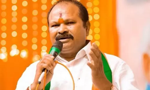 వైసీపీ నేతలు డబ్బులు పంచుతున్నారు..డిస్ క్వాలిఫై చేయాలి.. ఈసీకి కన్నా ఫిర్యాదు