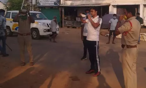 S.Rayavaram: దుకాణాల వద్ద నిబంధనల్ని పరిశీలించిన ఏఎస్పీ