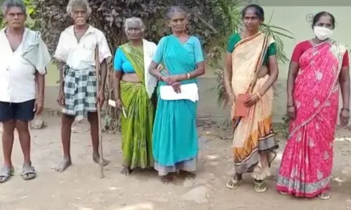 Payakaraopeta: అక్రమ వసూళ్ళకు పాల్పడిన గ్రామ వాలంటీర్