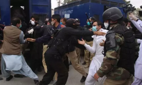 దారుణం : పీపీఈ కిట్లను అడిగిన డాక్టర్లపై లాఠీఛార్జ్‌.. అరెస్ట్‌