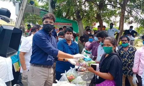 Rajahmundry: నిత్యావసర వస్తువులు పంపిణీ చేసిన ఎంపీ భరత్