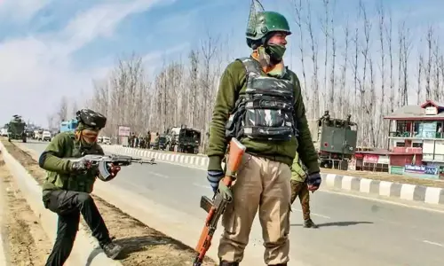 కాశ్మీర్‌లోని ఓ ఇంట్లో ఉగ్రవాదులు.. ఏ క్షణమైనా ఆ ముగ్గురు ఎన్ కౌంటర్..