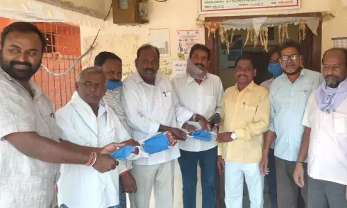 Gangadhara: మాస్కులు పంపిణీ చేసిన ఎంపీటీసీ