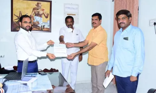 Karimnagar: కోవిడ్ -19 ముఖ్యమంత్రి సహాయ నిధికి అరోరా డిగ్రీ కళాశాల విరాళం