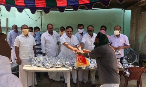 Medipalli: గౌడ సంఘం అద్వర్యంలో వలస కూలీలకు అన్నదానం