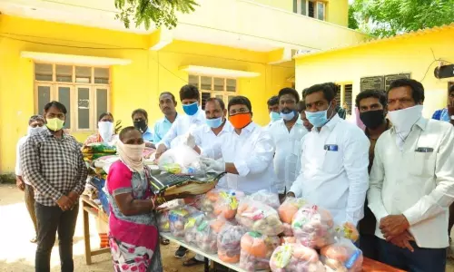 Choppadandi: పారిశుద్ధ్య కార్మికులకు నిత్యావసర సరుకుల పంపిణీ చేసిన కాంగ్రెస్ నాయకులు