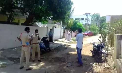 పాయకరావుపేట ప్రజలను అప్రమత్తం చేసిన పోలీసులు