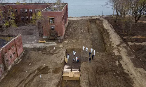 న్యూయార్క్ లో మృతదేహాలను ఆ ద్వీపంలో ఖననం చేస్తున్నారు.. ఎందుకంటే..