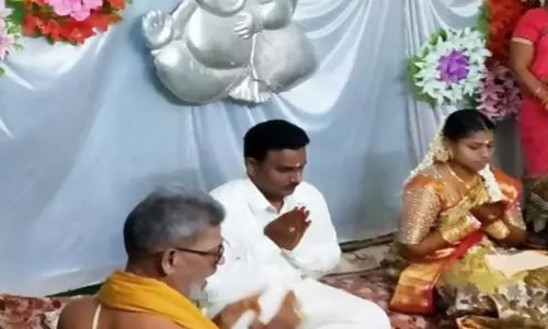 కరోనా ఎఫెక్ట్: అమ్మాయి అబ్బాయి ఏడుగురు పెద్దలు..పెళ్లితంతు పూర్తి! కరోనా ఎఫెక్ట్: అమ్మాయి అబ్బాయి ఏడుగురు పెద్దలు..పెళ్లితంతు పూర్తి!