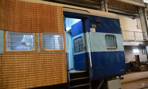 ఏపీ రైల్వే స్టేషన్లలో ఐసోలేషన్ కోచ్లు ఏపీ రైల్వే స్టేషన్లలో ఐసోలేషన్ కోచ్లు