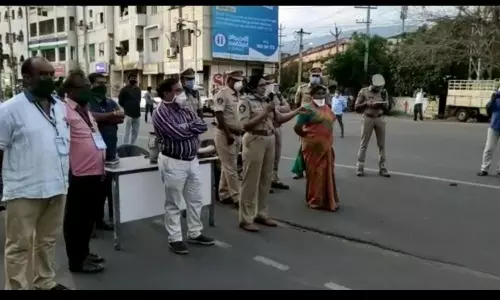 Visakhapatnam: రెడ్ జోన్ ప్రాంతాల్లో వాలంటీర్లు సమర్ధవంతంగా విధులు నిర్వహించాలి