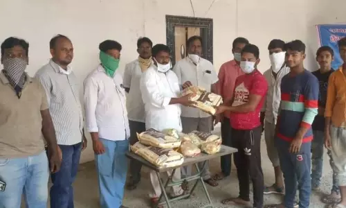 చిరు వ్యాపారులకు నిత్యావసర సరుకులు పంపిణీ చేసిన ఎమ్మెల్యే