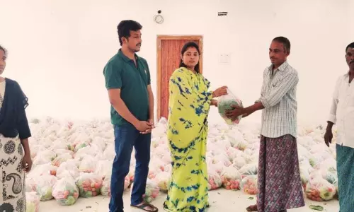 Kurupam: వెయ్యి కుటుంబాలకు కూరగాయలు పంపిణీ చేసిన ఉపముఖ్యమంత్రి