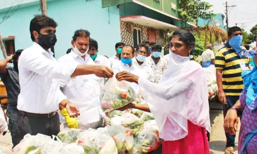 Rajahmundry: కూరగాయలు పంపిణీ చేసిన ఎంపీ భరత్