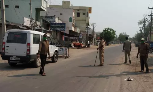 Prathipadu: సామాజిక దూరం పాటించాలి: ఎస్ఐ అశోక్ కుమార్