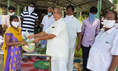 క్షత్రియ సేవ సమితి ఆధ్వర్యంలో కూరగాయల పంపిణీ