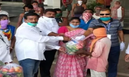 Visakhapatnam: ఒరిస్సా కూలీలకు సరుకులు అందించిన ఎమ్మార్వో