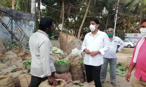Eluru: సామాజిక దూరం పాటిస్తూ పనులు చేసుకోవాలి