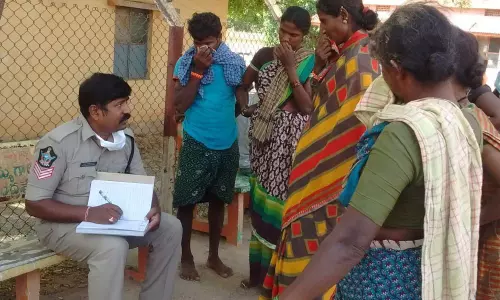 Dornala: వలస కూలీలను రిలీఫ్ సెంటర్ కి తరలించిన పోలీసులు