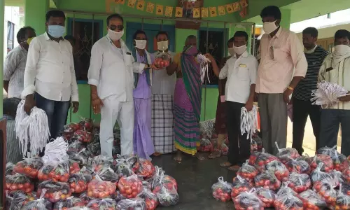 Sompeta: సోంపేటలోని 650 కుటుంబలకు నిత్యావసర వస్తువుల పంపిణీ