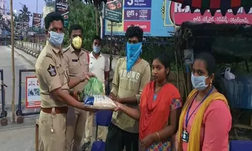 Eluru: రెడ్ జోన్ ప్రాంతంలో నిత్యావసర వస్తువులు పంపిణీ చేసిన పోలీసులు