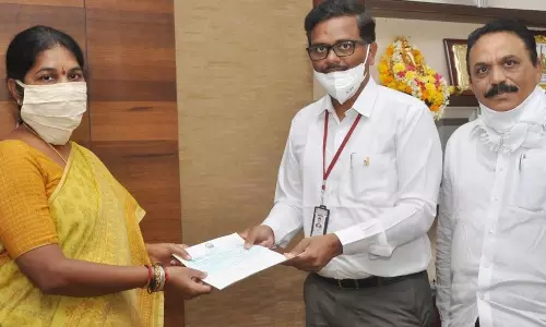 Guntur: పారిశుద్ధ్య కార్మికులకు రూ.లక్ష విరాళం