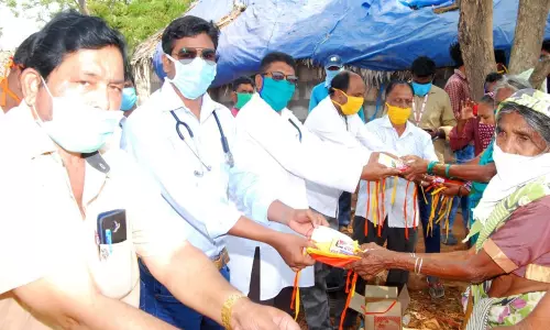 Huzur Nagar: శానిటైజర్స్ పంపిణీ చేసిన ఆర్ఎంపి వైద్యులు