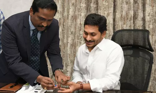 కరోనా వైరస్ పరీక్ష చేయించుకున్న సీఎం వైఎస్ జగన్ కరోనా వైరస్ పరీక్ష చేయించుకున్న సీఎం వైఎస్ జగన్