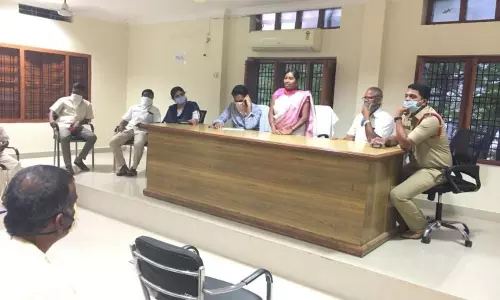 Pebbair: మెడికల్ షాప్ యజమానులతో తహసీల్దార్ అత్యవసర సమావేశం