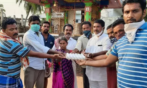 కోనవానిపాలెంలో కోడిగుడ్లు పంచిన చేకూరి రామ చంద్రరాజు