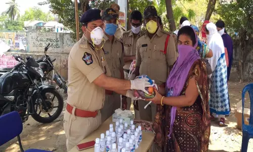 Eluru: శానీటైజర్లు, మాస్కులు పంపిణీ చేసిన డీఐజీ