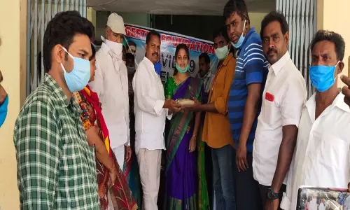 Amalapuram: 300మంది కార్మికులకు భోజనం అందజేత