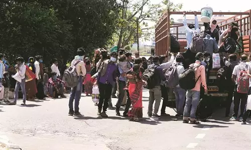 వలస కార్మికులకు ఉపాధి మార్గాన్ని చూపించిన కేంద్రం