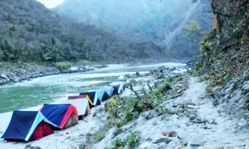 కరోనా దెబ్బతో గుహలో తలదాచుకున్న విదేశీయులు.. రక్షించి క్వారంటైన్ కు పంపిన పోలీసులు