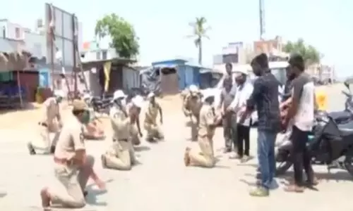 లాక్ డౌన్ : దయచేసి బయటకు రావద్దు.. కన్నీళ్లు పెట్టిస్తున్న పోలీసుల వీడియో