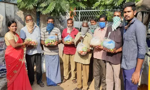 Chodavaram: సీఐటీయూ ఆధ్వర్యంలో వలస కార్మికులకు బియ్యం, కూరగాయల పంపిణీ