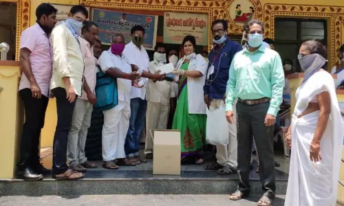 S.Rayavaram: మాస్కులు, శానిటైజర్లు, గ్లౌజులు అందజేసిన ఏపిటిఎఫ్