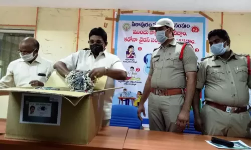 రెడ్‌జోన్‌లో ఆంక్షలు కఠినతరం .. ఇంటింటికీ మాస్కుల పంపిణీ