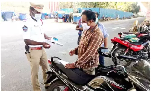 లాక్ డౌన్ లో ప్రజల ఓవర్ యాక్షన్.. పోలీసుల స్మార్ట్ రియాక్షన్!