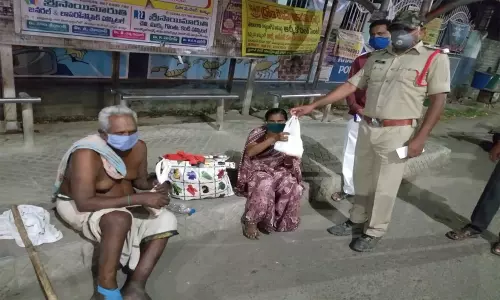 Khanapuram: వృద్ధ దంపతుల పట్ల మానవత్వాన్ని చాటుకున్న ఇన్స్పెక్టర్ గోపి