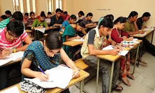 టెన్త్ పరీక్షలపై ఏపీ మంత్రి సురేష్ కీలక వ్యాఖ్యలు టెన్త్ పరీక్షలపై ఏపీ మంత్రి సురేష్ కీలక వ్యాఖ్యలు