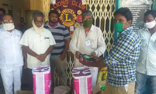 పారిశుధ్య కార్మికులకు దుస్తులు పంపిణీ చేసిన ఆదర్శ లయన్స్ సభ్యులు
