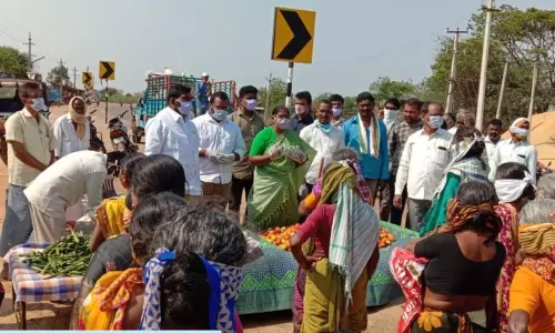 Mangapet:వడ్డెర కాలనీలో నిత్యావసర సరుకుల పంపిణీ...